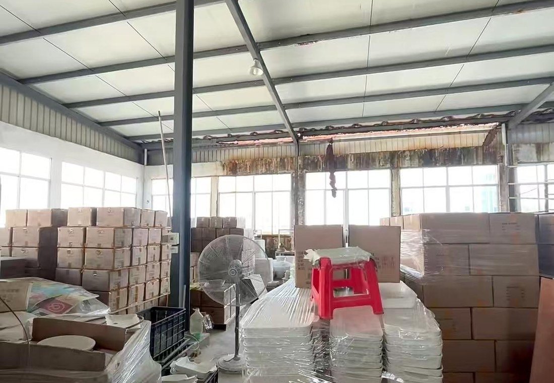 Área de empaque de vajillas de cerámica para exportación